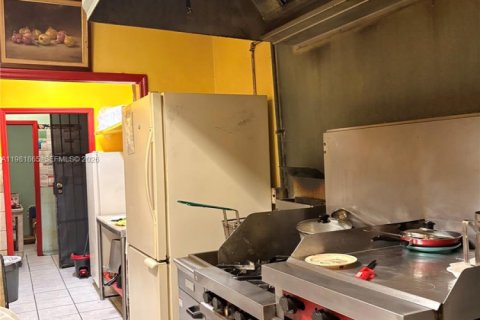 Commercial property in Hialeah, Florida № 2043086 - photo 12