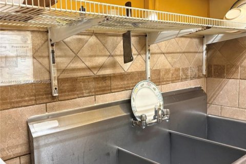 Commercial property in Hialeah, Florida № 2043086 - photo 16