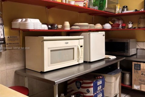 Commercial property in Hialeah, Florida № 2043086 - photo 13