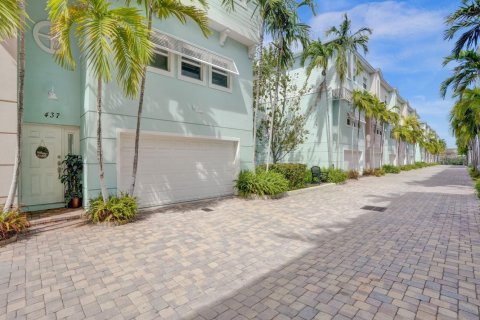 Townhouse in Pompano Beach, Florida 4 bedrooms, 195.47 sq.m. № 1098680 - photo 1