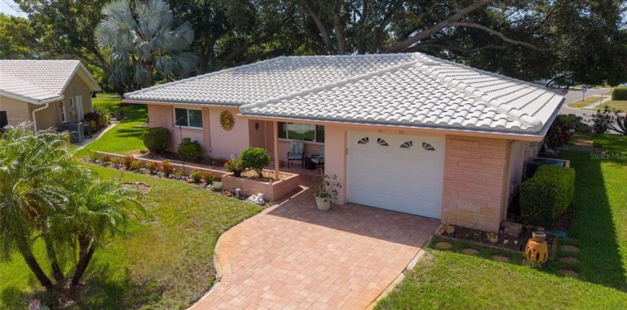 House in Palm Harbor, Florida 2 bedrooms, 110.65 sq.m. № 2150175