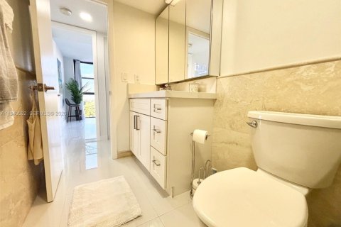 Condo in Hallandale Beach, Florida, 2 bedrooms № 1997981 - photo 20