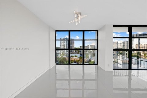 Condo in Hallandale Beach, Florida, 2 bedrooms № 1997981 - photo 27