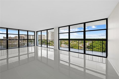 Condo in Hallandale Beach, Florida, 2 bedrooms № 1997981 - photo 26