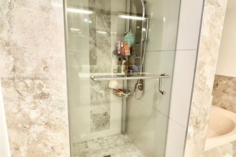 Condo in Hallandale Beach, Florida, 2 bedrooms № 1997981 - photo 18