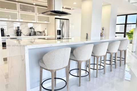 Condo in Hallandale Beach, Florida, 2 bedrooms № 1997981 - photo 7