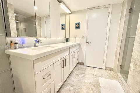 Condo in Hallandale Beach, Florida, 2 bedrooms № 1997981 - photo 16