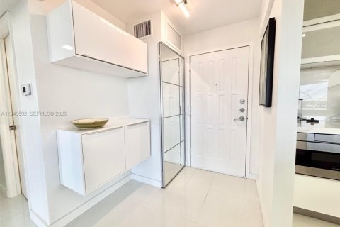 Condo in Hallandale Beach, Florida, 2 bedrooms № 1997981 - photo 13