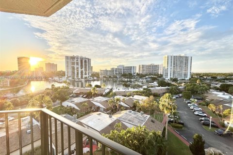 Condo in Hallandale Beach, Florida, 2 bedrooms № 1997981 - photo 29
