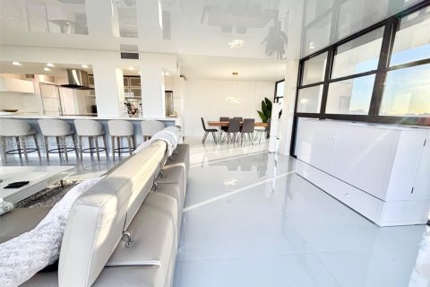 Condo in Hallandale Beach, Florida, 2 bedrooms № 1997981 - photo 22