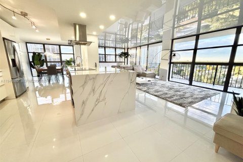 Condo in Hallandale Beach, Florida, 2 bedrooms № 1997981 - photo 21