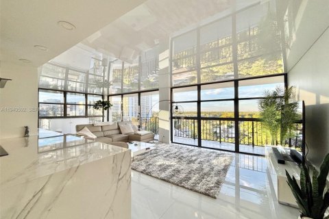 Condo in Hallandale Beach, Florida, 2 bedrooms № 1997981 - photo 2