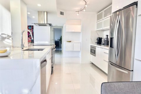 Condo in Hallandale Beach, Florida, 2 bedrooms № 1997981 - photo 12