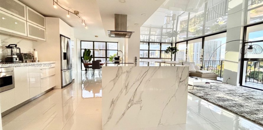 Condo in Hallandale Beach, Florida, 2 bedrooms № 1997981