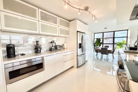 Condo in Hallandale Beach, Florida, 2 bedrooms № 1997981 - photo 3