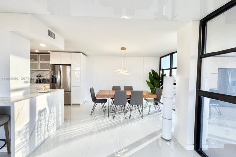 Condo in Hallandale Beach, Florida, 2 bedrooms № 1997981 - photo 15