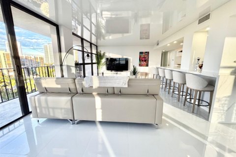 Condo in Hallandale Beach, Florida, 2 bedrooms № 1997981 - photo 6