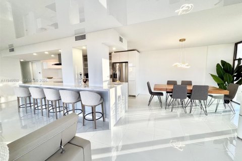 Condo in Hallandale Beach, Florida, 2 bedrooms № 1997981 - photo 25