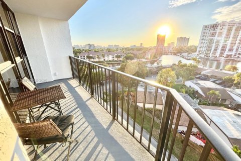 Condo in Hallandale Beach, Florida, 2 bedrooms № 1997981 - photo 28