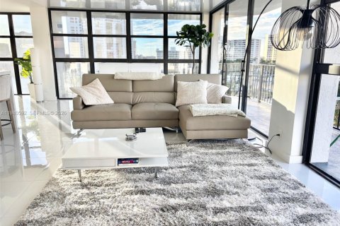 Condo in Hallandale Beach, Florida, 2 bedrooms № 1997981 - photo 8