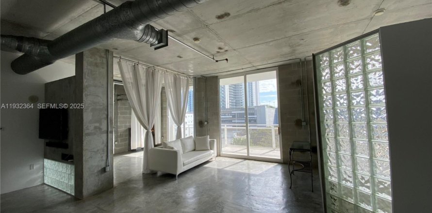 Кондоминиум с 2 спальнями в Майами, Флорида № 1990845