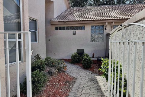 Villa ou maison à louer à Boynton Beach, Floride: 3 chambres, 166.02 m2 № 2340502 - photo 2