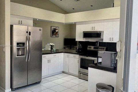 Villa ou maison à louer à Boynton Beach, Floride: 3 chambres, 166.02 m2 № 2340502 - photo 12
