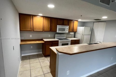 Снять в аренду кондоминиум в Тамарак, Флорида 2 спальни, 87.24м2, № 2066444 - фото 3