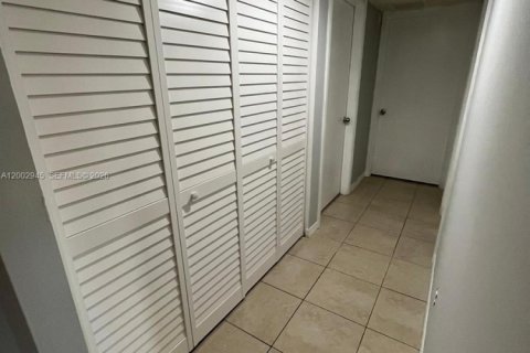 Снять в аренду кондоминиум в Тамарак, Флорида 2 спальни, 87.24м2, № 2066444 - фото 18