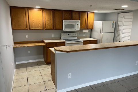 Снять в аренду кондоминиум в Тамарак, Флорида 2 спальни, 87.24м2, № 2066444 - фото 2