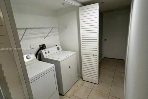 Снять в аренду кондоминиум в Тамарак, Флорида 2 спальни, 87.24м2, № 2066444 - фото 26