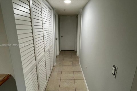 Снять в аренду кондоминиум в Тамарак, Флорида 2 спальни, 87.24м2, № 2066444 - фото 17