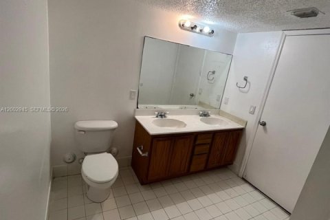 Снять в аренду кондоминиум в Тамарак, Флорида 2 спальни, 87.24м2, № 2066444 - фото 23