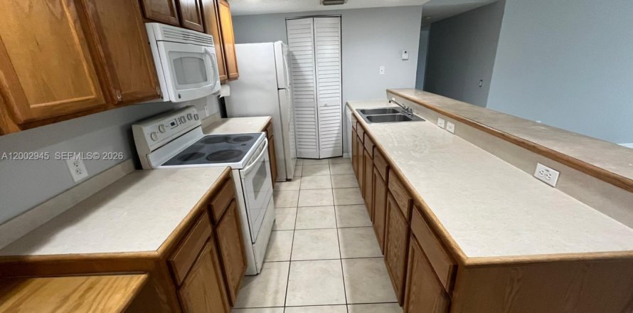 Кондоминиум с 2 спальнями в Тамарак, Флорида № 2066444