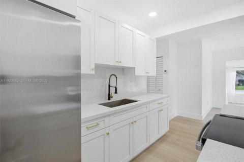 House in Miami Springs, Florida 3 bedrooms, 87.51 sq.m. № 1977468 - photo 12