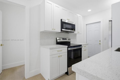 House in Miami Springs, Florida 3 bedrooms, 87.51 sq.m. № 1977468 - photo 11