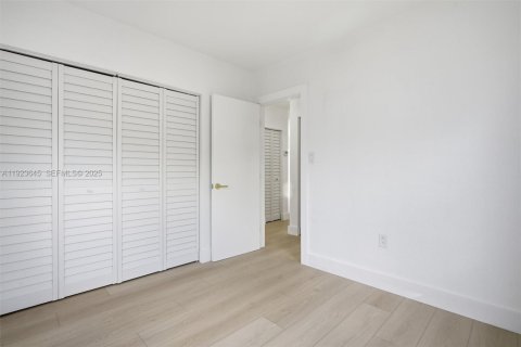 House in Miami Springs, Florida 3 bedrooms, 87.51 sq.m. № 1977468 - photo 21