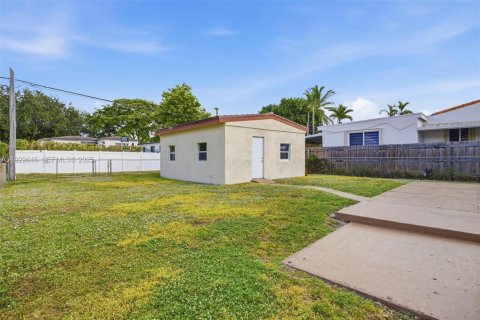 House in Miami Springs, Florida 3 bedrooms, 87.51 sq.m. № 1977468 - photo 25