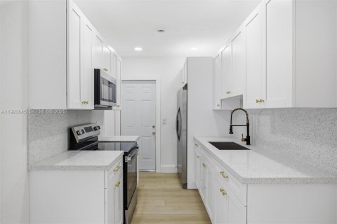 House in Miami Springs, Florida 3 bedrooms, 87.51 sq.m. № 1977468 - photo 7