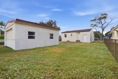 House in Miami Springs, Florida 3 bedrooms, 87.51 sq.m. № 1977468 - photo 26
