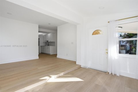 House in Miami Springs, Florida 3 bedrooms, 87.51 sq.m. № 1977468 - photo 6