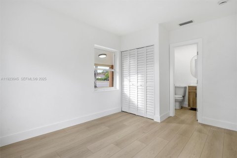 House in Miami Springs, Florida 3 bedrooms, 87.51 sq.m. № 1977468 - photo 15