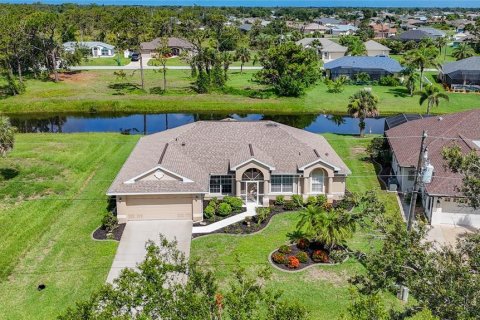 House in Rotonda, Florida 3 bedrooms, 186.36 sq.m. № 2233238