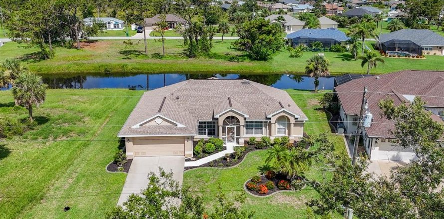 House in Rotonda, Florida 3 bedrooms, 186.36 sq.m. № 2233238