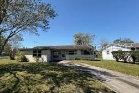 House in Orlando, Florida 4 bedrooms, 126.44 sq.m. № 1581250 - photo 1