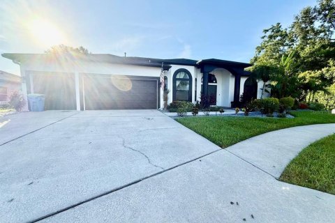 House in Wesley Chapel, Florida 4 bedrooms, 295.52 sq.m. № 1885661 - photo 1