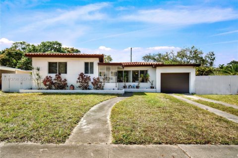 Купить виллу или дом в Норт-Майами, Флорида 3 спальни, 186.45м2, № 2035974 - фото 1