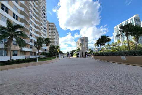 Copropriété à vendre à Hallandale Beach, Floride: 1 chambre, 80.82 m2 № 1979595 - photo 22