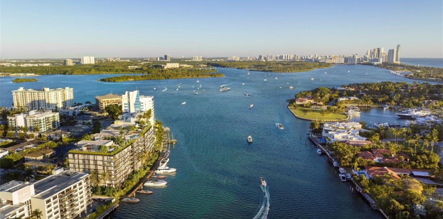 Condo in Bay Harbor Islands, Florida, 4 bedrooms  № 1472233