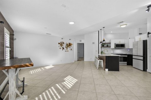 House in Royal Palm Beach, Florida 3 bedrooms, 155.24 sq.m. № 2087480 - photo 6